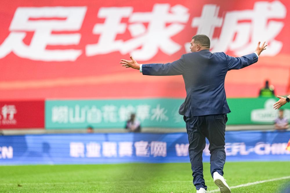 篮球巨人奥尼尔的辉煌生涯与赛场传奇全记录